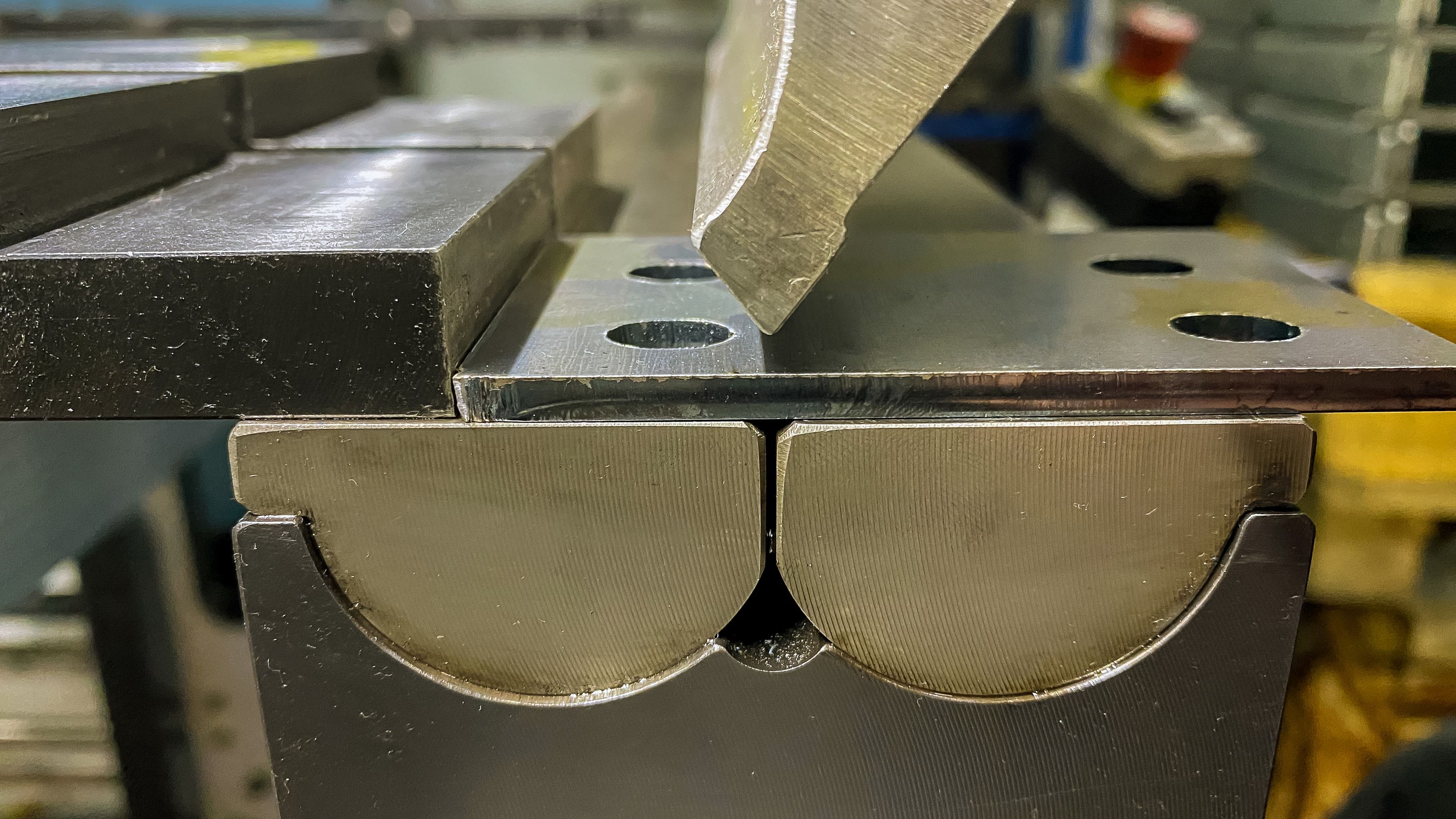 Plegado de piezas de chapa metálica en máquina
