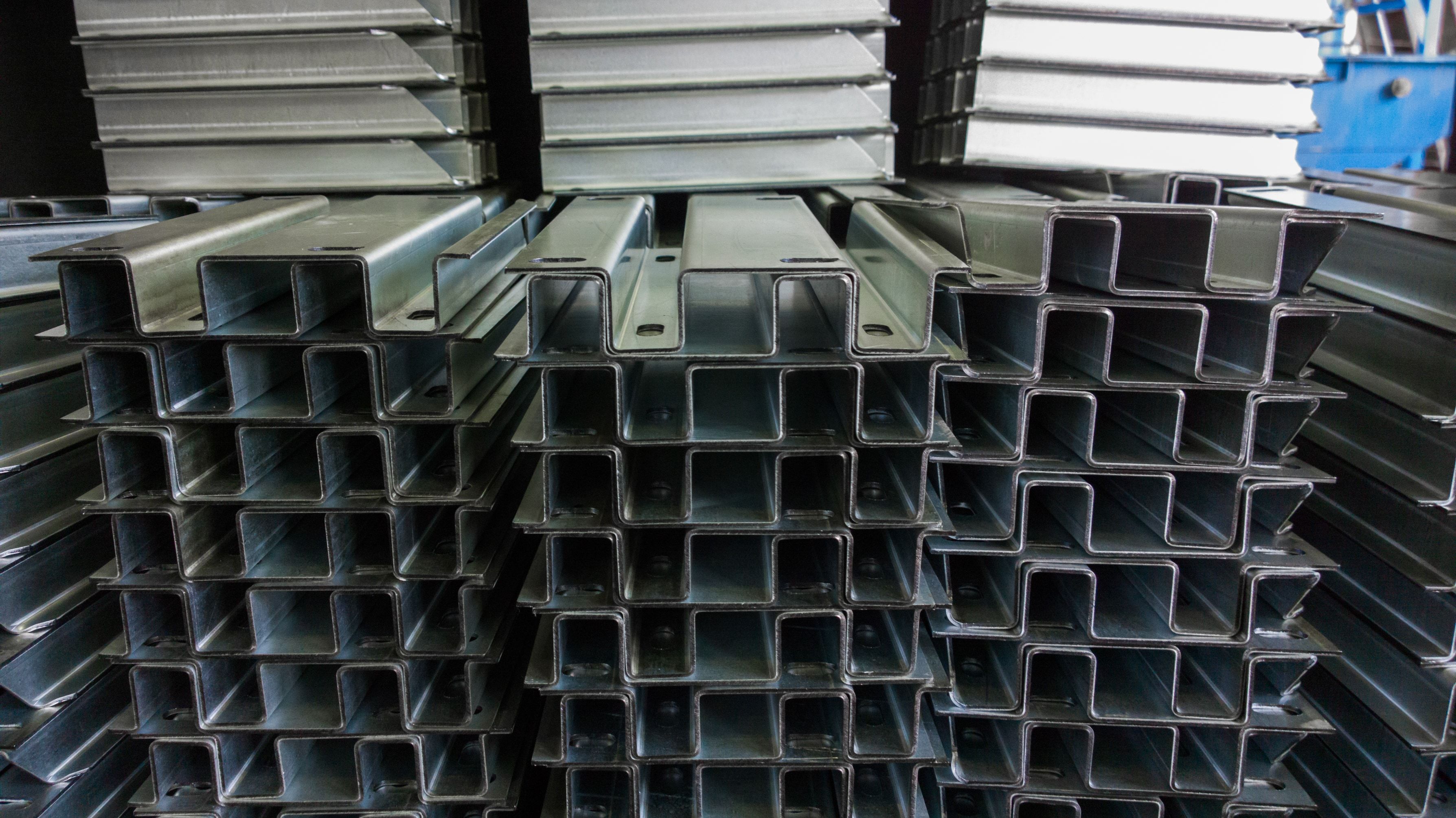 Piezas de chapa metálica estampadas apiladas en fábrica