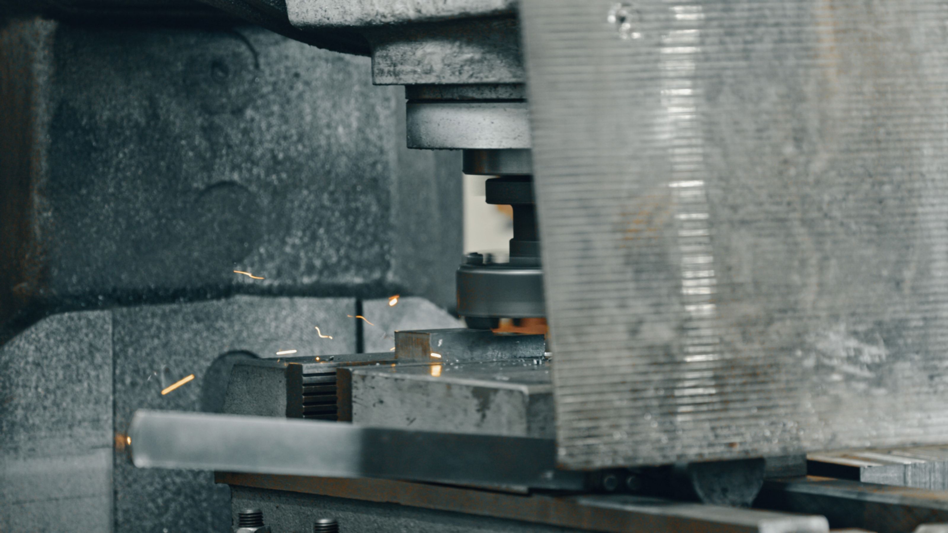 Máquina industrial procesando metal